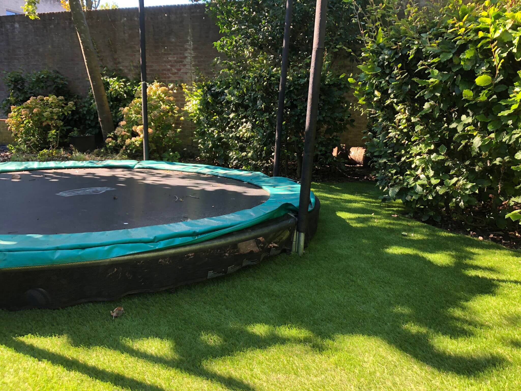 Kunstgras-bij-de-trampoline