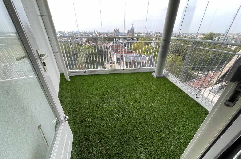 Kunstgras op het balkon in Amsterdam